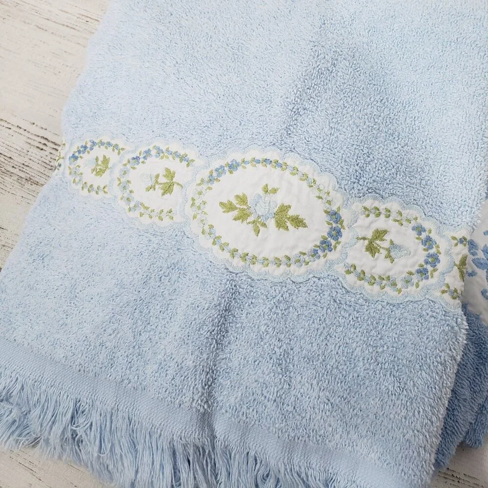 2 Wamsutta Vintage Blue Embroidered Bath Towels Great pre-owned condition